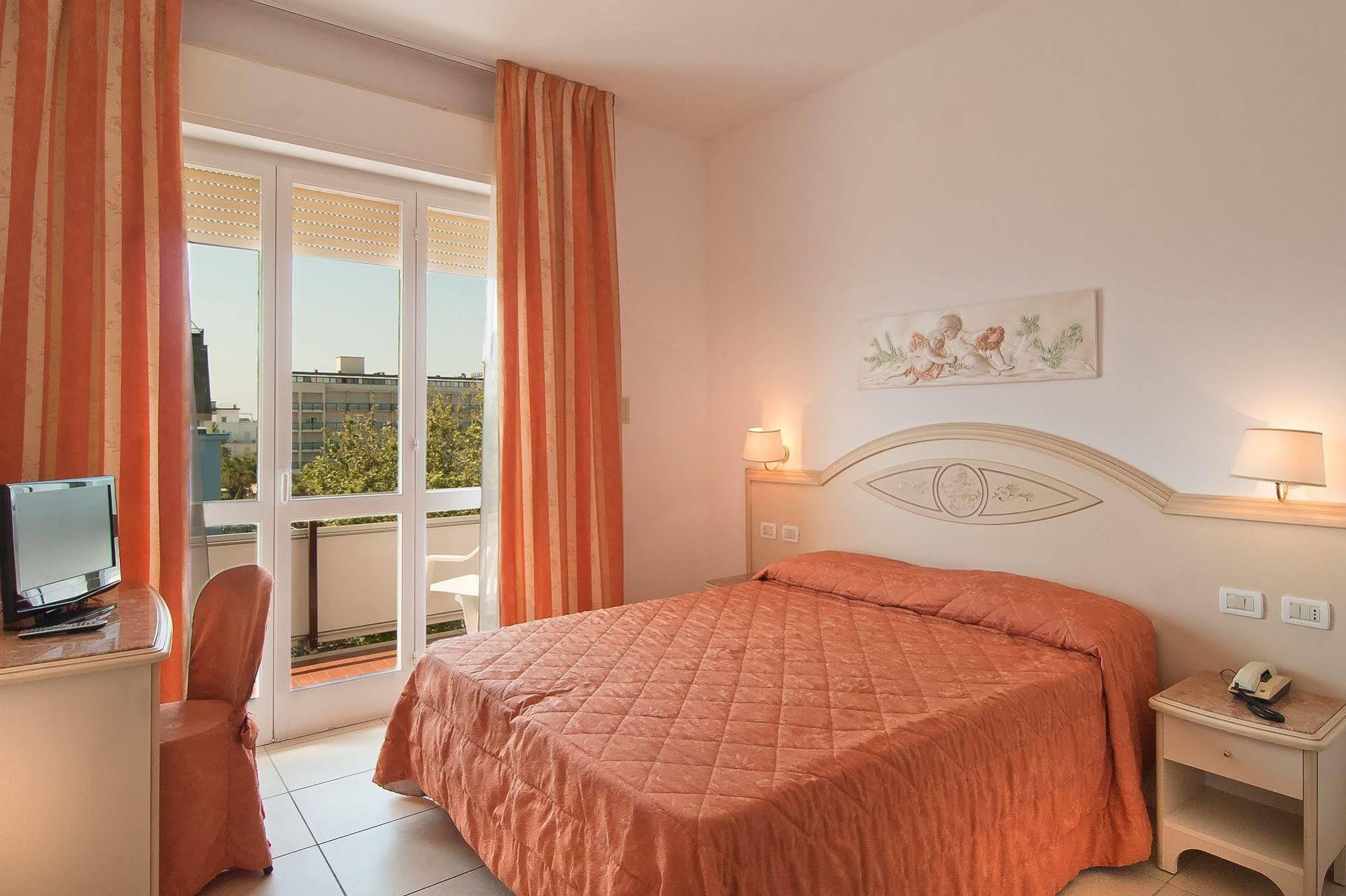 Hotel Mocambo Милано Мартима Екстериор снимка